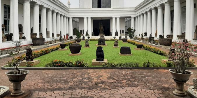 Return of objects celebrated, but now the Indonesian National Museum is ablaze